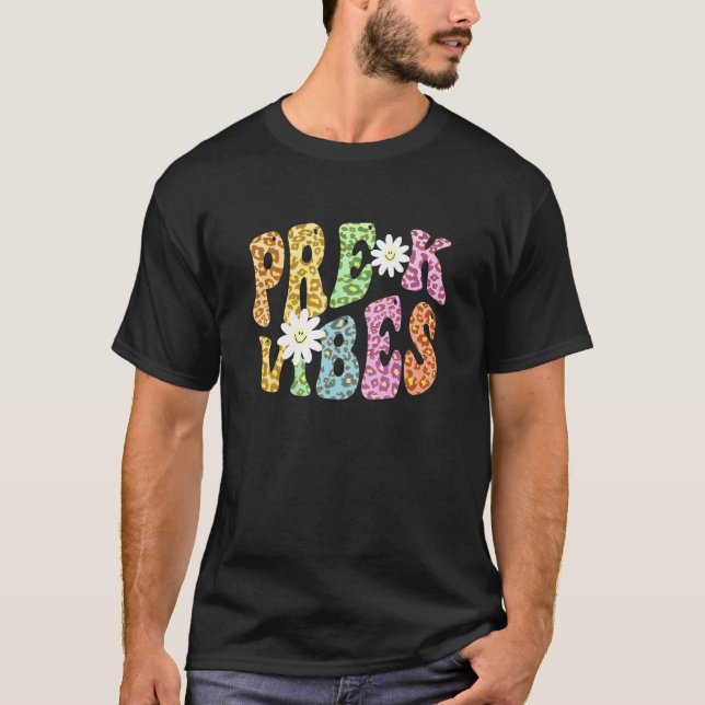Camiseta Groovy PRE K VIBES Professora Leopard Impressão Pr (Frente)