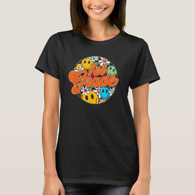 Camiseta Groovy Retro First Grade First Day Of School Back  (Frente)