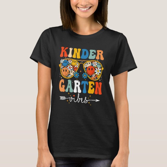 Camiseta Groovy Retro Kindergarten Vibes First Day Back To  (Frente)