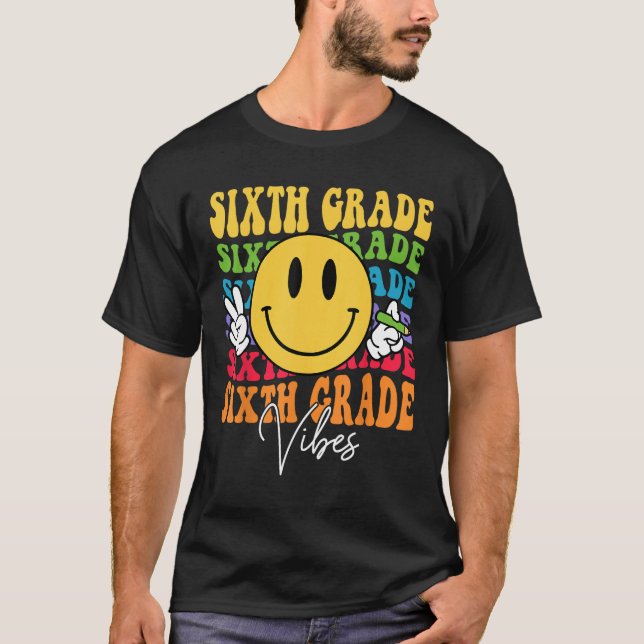 Camiseta Groovy Retro Sixth Grade Vibes Face Teachers Back  (Frente)