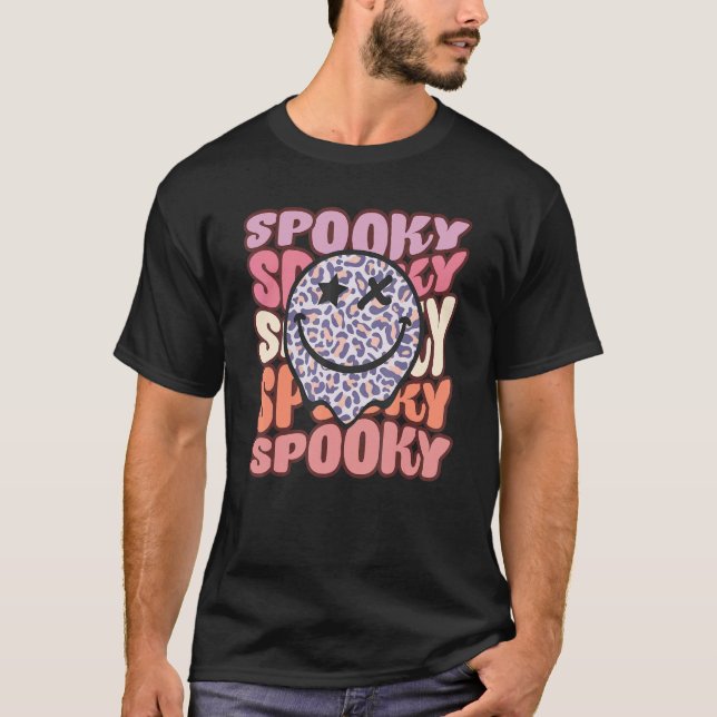 Camiseta Groovy Retro Spooky Vibes Hippie Halloween Bruxa C (Frente)