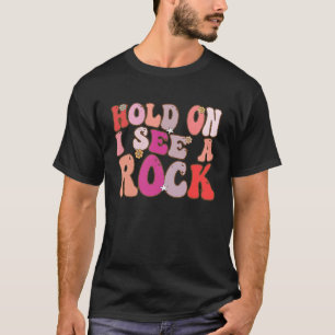 Camiseta Groovy Retro Vintage Segure-Se Eu Vejo Uma Pedra