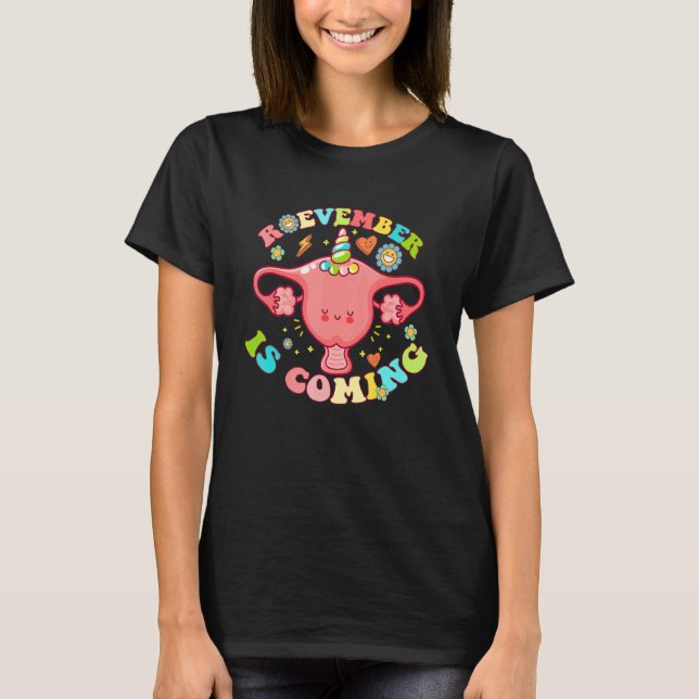Camiseta Groovy Roevember Is Coming Uterus Pro Choice Femin (Frente)