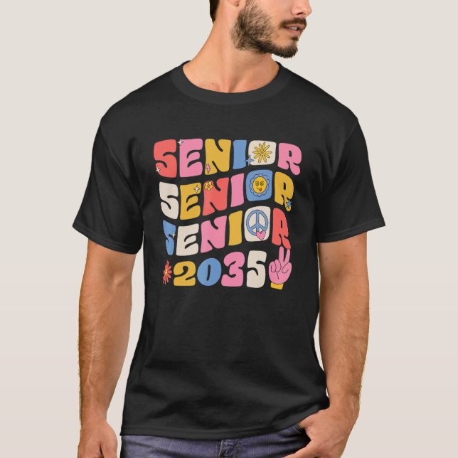 Camiseta Groovy Senior 2035 Graduation Back To School Class (Frente)