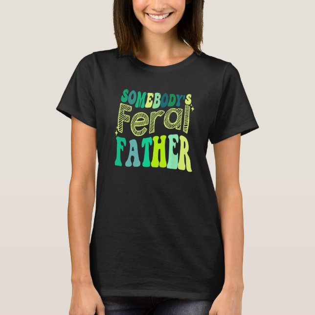 Camiseta Groovy Somebody s Feral Father Retro Father s Day  (Frente)