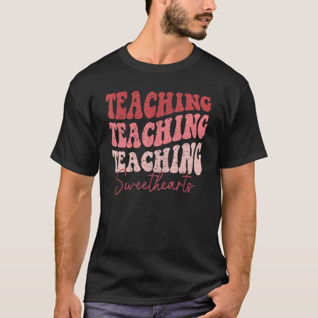 Camiseta Groovy Teaching Sweethearts Teacher Valentine's Da (Frente)