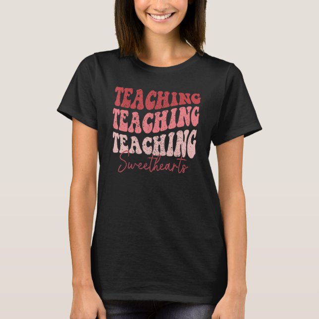 Camiseta Groovy Teaching Sweethearts Teacher Valentine's Da (Frente)