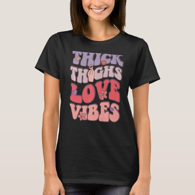Camiseta Groovy Valentines Day Thick Thighs Love Vibes Wome (Frente)