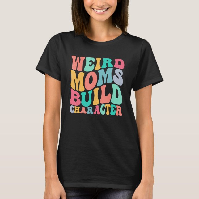 Camiseta Groovy Weird Moms Build Character, Overstimulated  (Frente)