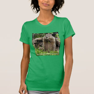 Camiseta Ground Hog Munching em uma Flor