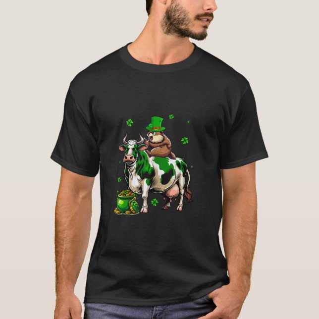 Camiseta Groundhog Riding Cow Clovers Lucky Patrick Day C (Frente)
