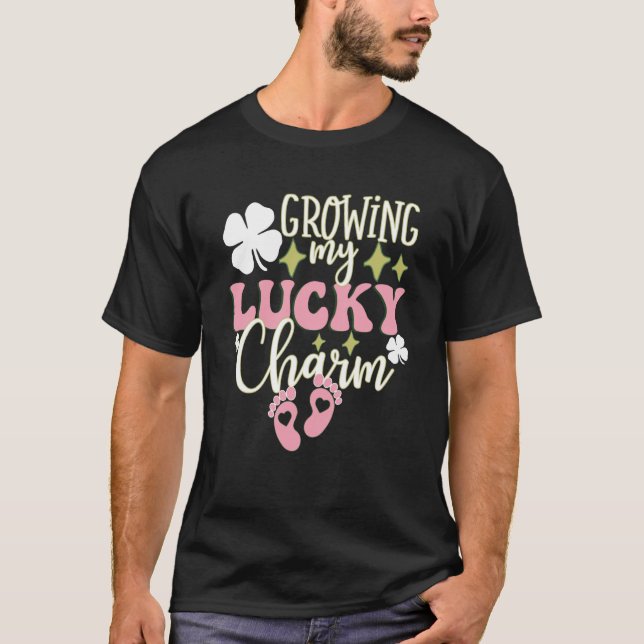 Camiseta Growing My Lucky Charm St Patrick's Day Pregnancy  (Frente)