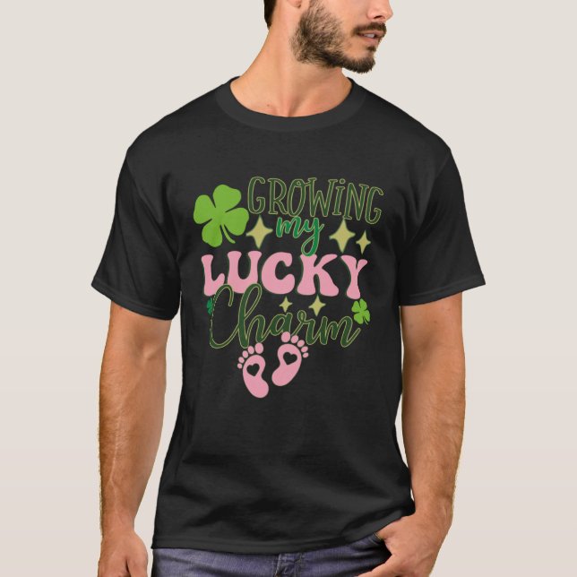 Camiseta Growing My Lucky Charm St Patrick's Day Pregnancy  (Frente)
