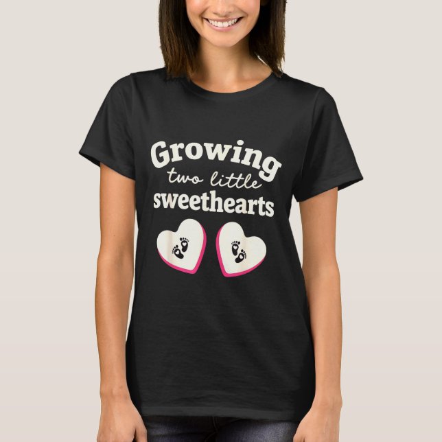 Camiseta Growing Two Little Sweethearts Valentines Pregnanc (Frente)