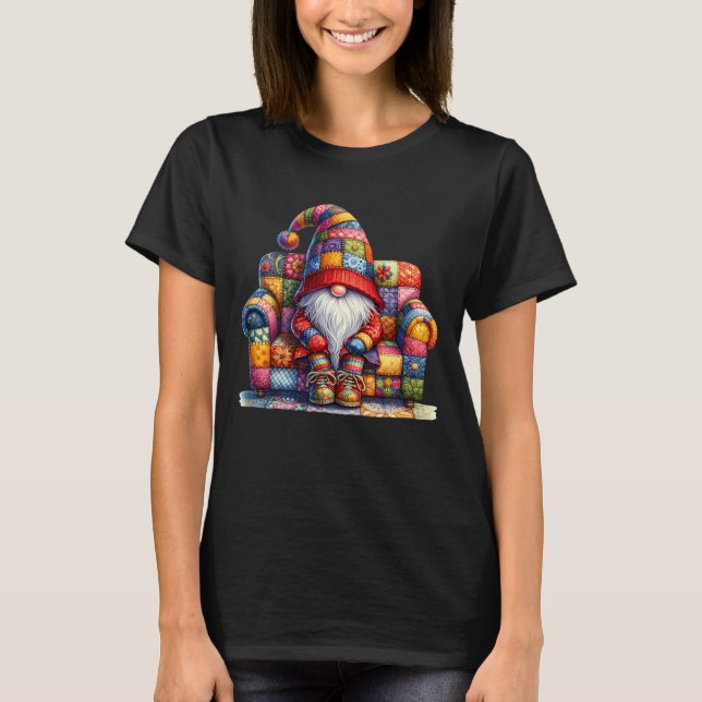 Camiseta Grumpy Hippie Dad Gnome Sitting On A Sofa For Gard (Frente)