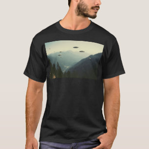 Camiseta Grupo de Ovni Voando Sobre Montanhas Foto Retro 80
