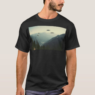Camiseta Grupo de Ovni Voando Sobre Montanhas Foto Retro 80