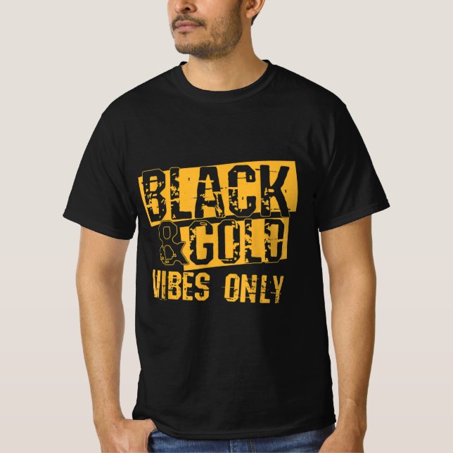 Camiseta Grupo Dourado do Dia de Jogo Negro para Pegada do  (Frente)