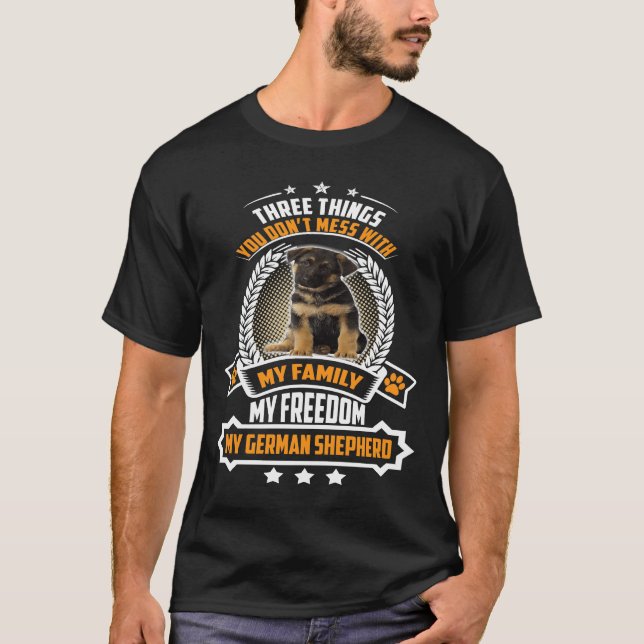 Camiseta GSD100 - Três coisas que você não confunde com min (Frente)