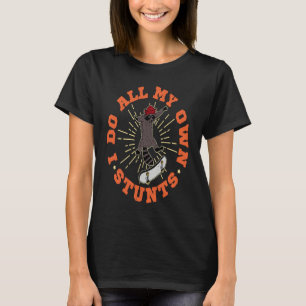 Camiseta Guaxinim de skate faz acrobacias no salão de skate