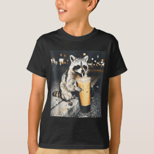 Camiseta Guaxinim engraçado bebendo café gelado meme animal