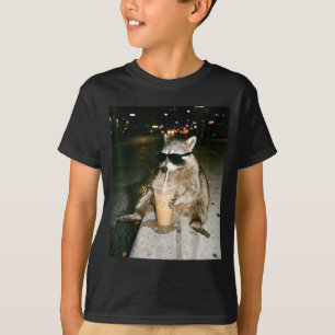 Camiseta Guaxinim engraçado bebendo café gelado meme homens
