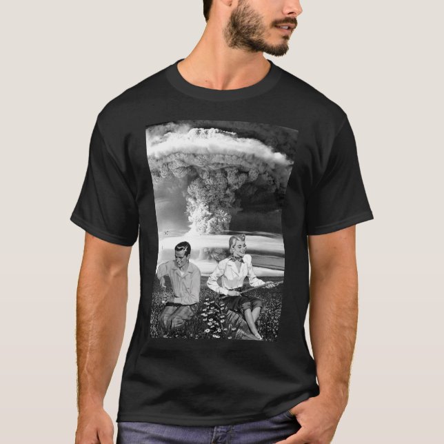 Camiseta Guerra Nuclear contra Nuvem de Bomba Atômica - Ret (Frente)