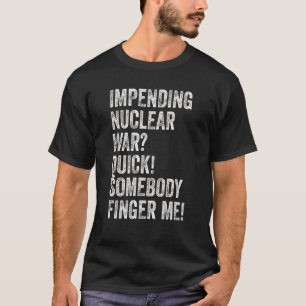 Camiseta Guerra Nuclear Iminente Alguém Me Deita