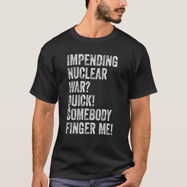 Camiseta Guerra Nuclear Iminente Alguém Me Deita (Frente)