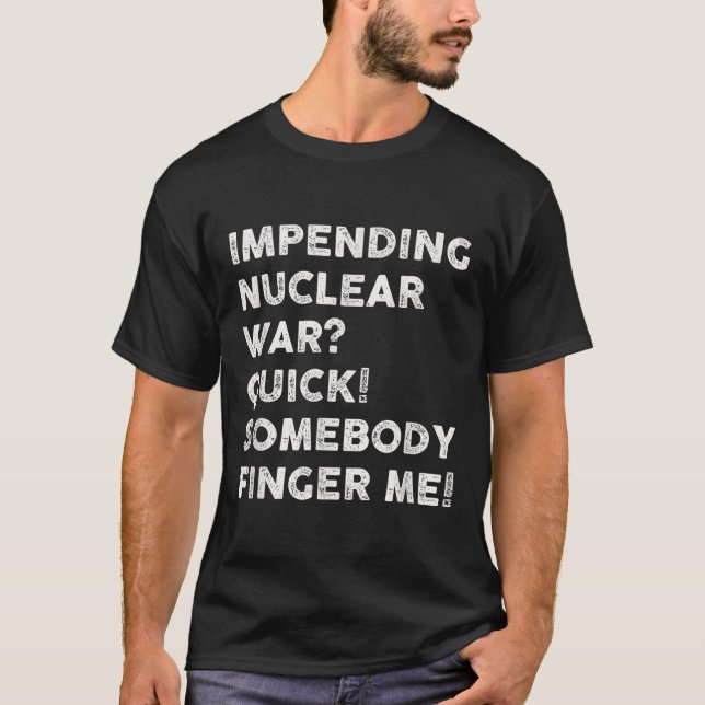 Camiseta Guerra Nuclear Iminente Alguém Me Deita (Frente)
