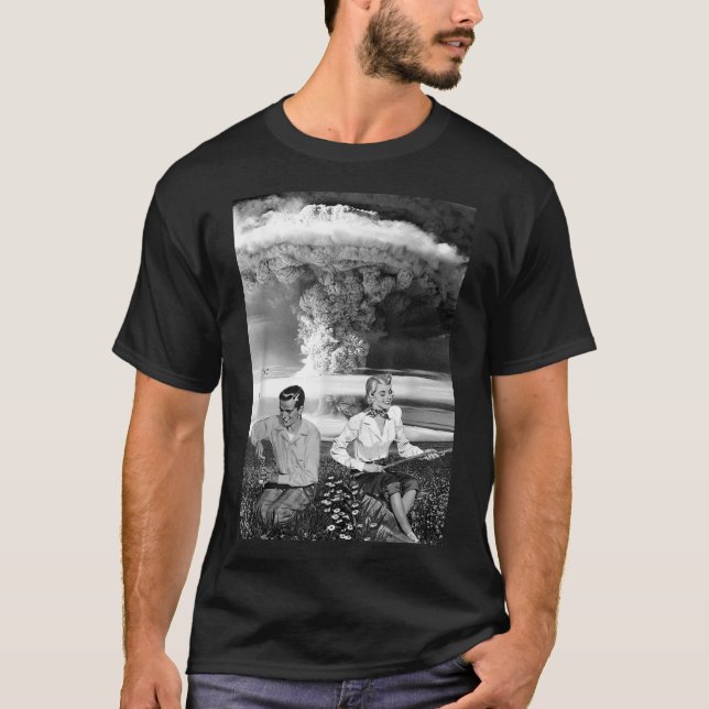 Camiseta Guerra Nuclear na Nuvem com Bomba Atômica - Retro  (Frente)