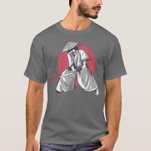 Camiseta Guerreiro Samurai segurando uma katana manchada de