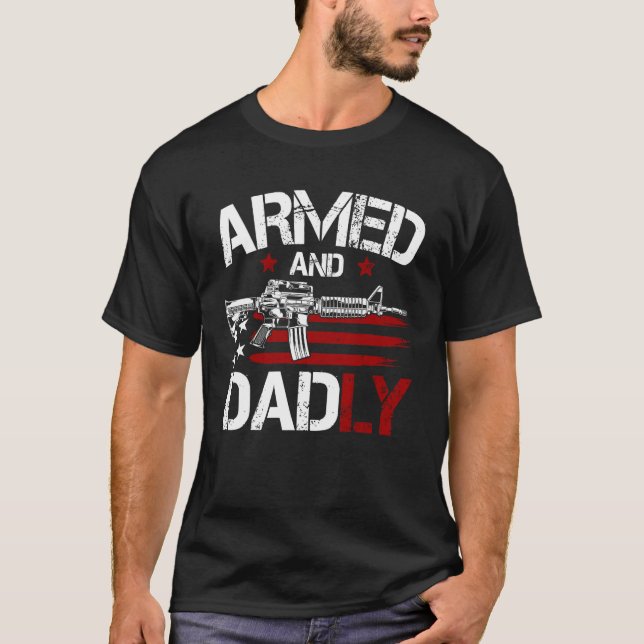 Camiseta Gun American Flag  Armed And Dadly  Deadly Fathers (Frente)