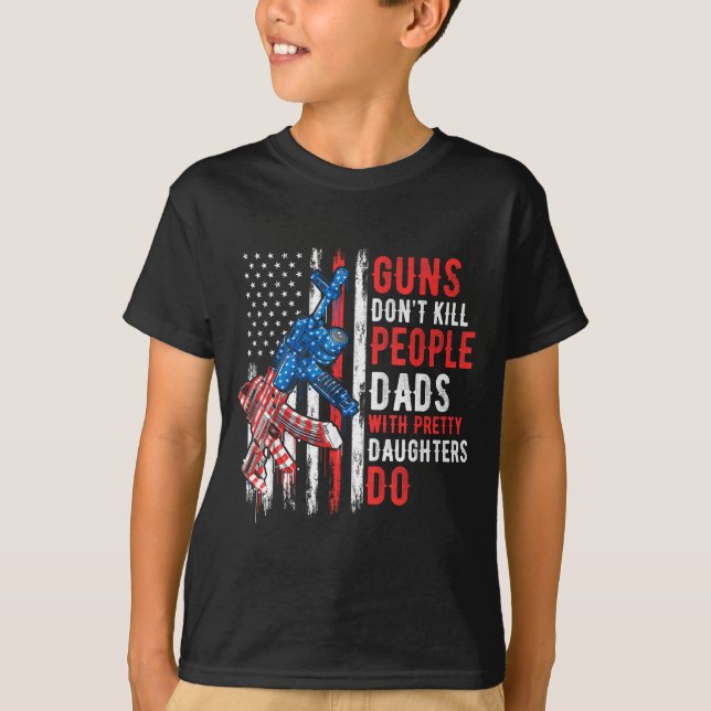 Camiseta Guns Don't Kill People Dads With Pretty Daughters  (Frente)