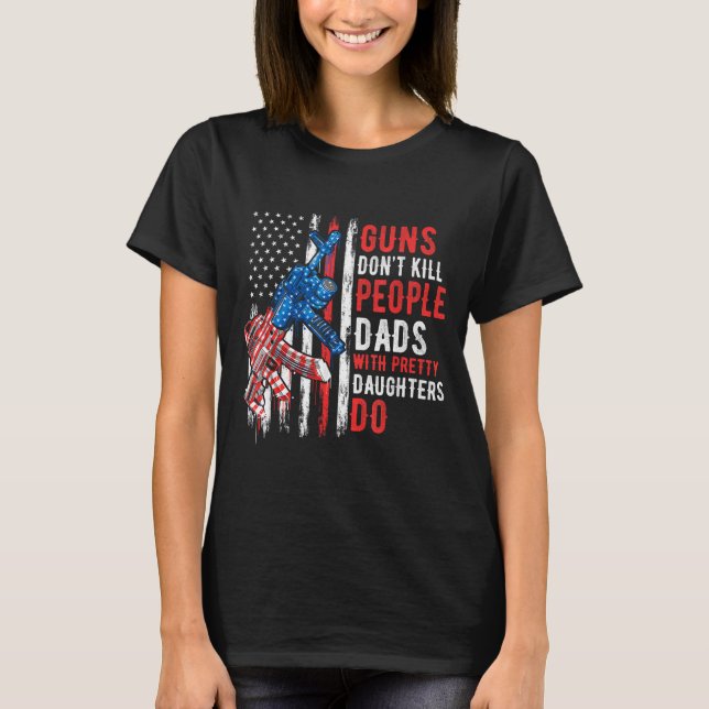 Camiseta Guns Don't Kill People Dads With Pretty Daughters  (Frente)
