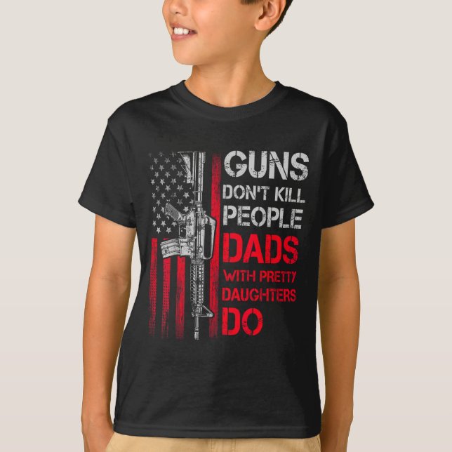 Camiseta Guns Don't Kill People Dads With Pretty Daughters  (Frente)
