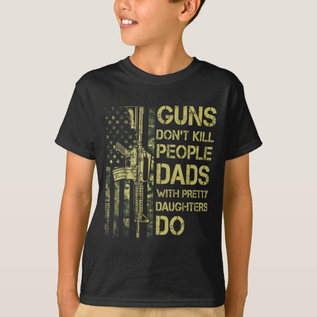 Camiseta Guns Don't Kill People Dads With Pretty Daughters  (Frente)