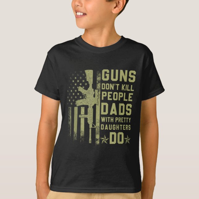 Camiseta Guns Don't Kill People Dads With Pretty Daughters  (Frente)