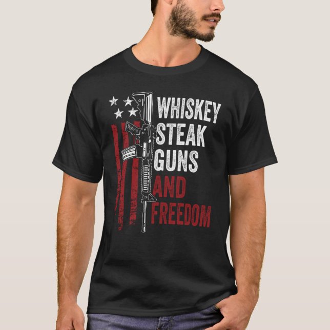 Camiseta Guns Whiskey Beer And Freedom Bebendo USA Gun O (Frente)