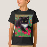Camiseta Gustav Klimt Tuxedo Cat<br><div class="desc">T-Shirt com um gato Gustav Klimt tuxedo! Este adorável gatinho preto e branco se senta num campo de flores vermelhas,  azuis,  brancas e laranja. Um presente incrível para amantes de gatos e entusiastas de arte austríacos!</div>