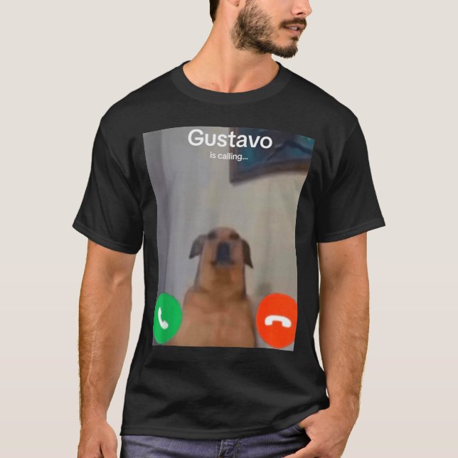Camiseta Gustavo The Dog Is Calling Funny Meme Gen Z Alpha  (Frente)