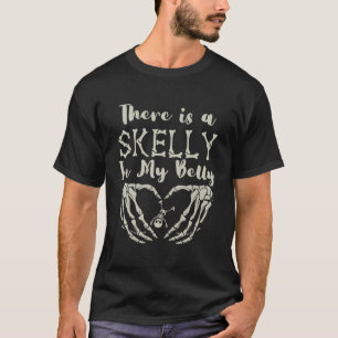 Camiseta Há um Esqueleto no Meu Ventre Funny Halloween Gráv