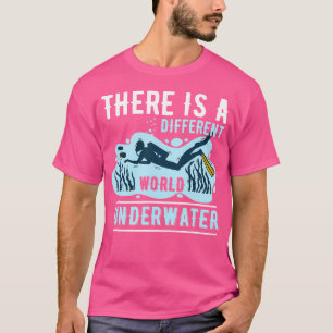 Camiseta Há Um Mergulhador Subaquático Do Mundo Diferente