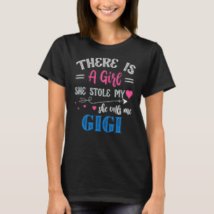 Camiseta Há Uma Garota Que Roubou Meu Coração Ela Me Chama