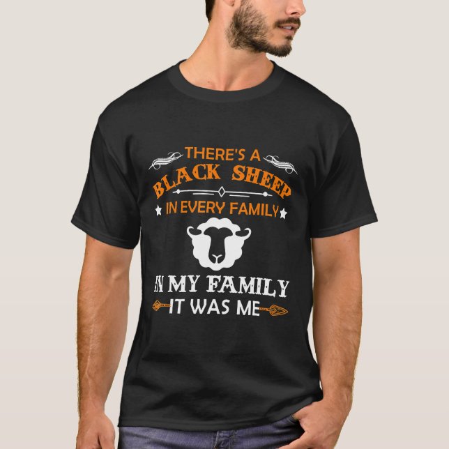 Camiseta Há Uma Ovelha Negra Em Cada Família Na Minha Famíl (Frente)