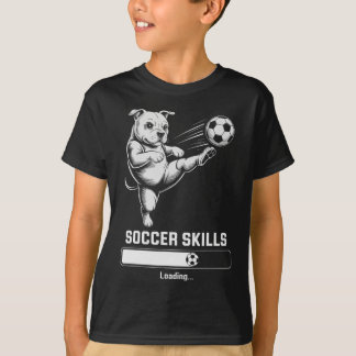 Camiseta Habilidades de pug de futebol fofo carregando pont