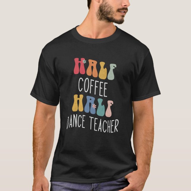 Camiseta Half Coffee Half Dance Teacher Groovy Inspirationa (Frente)