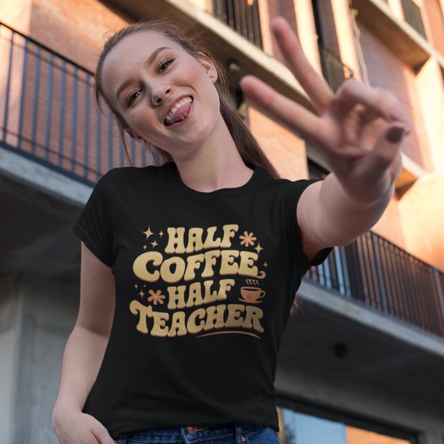 Camiseta Half Coffee, Half Teacher  (Criador carregado)