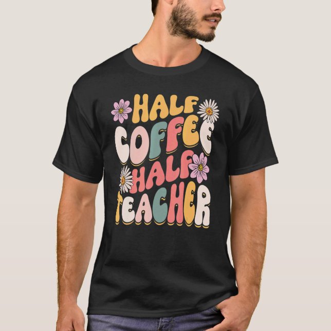 Camiseta Half Coffee Half teacher First Day of School  Teac (Frente)