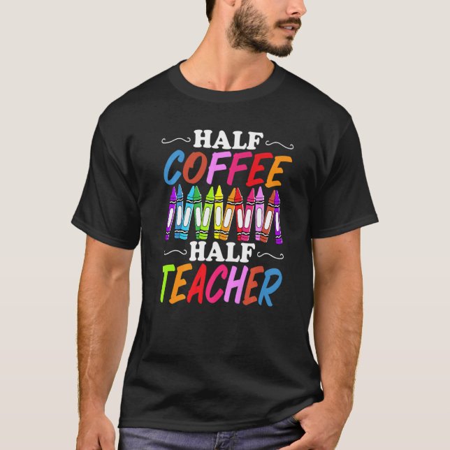 Camiseta Half Coffee Half teacher First Day of School Teach (Frente)